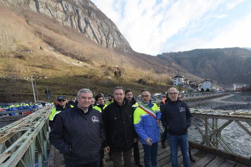 Il vicegovernatore del Friuli Venezia Giulia con delega alla Protezione civile, Riccardo Riccardi e l'assessore alle Infrastrutture, Graziano Pizzimenti, con il capo dipartimento della Protezione civile nazionale Angelo Borrelli e il sindaco di Paluzza Massimo Mentil.